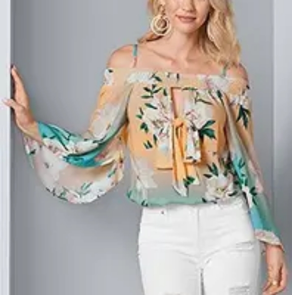 VENUS Tops - 2×🎉HP🎉 Venus Yellow Floral Top